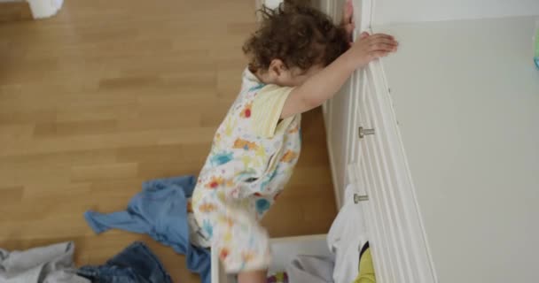 Jeden Rok Starý Chlapec Vyhazování Oblečení Skříně Chaotický Ložnice Hraní — Stock video