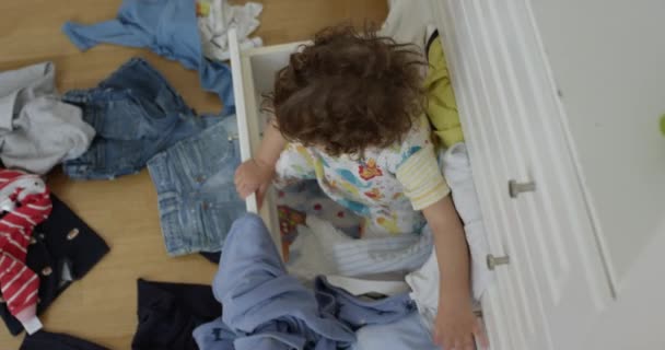 Roczny Chłopiec Wyrzucający Ubrania Szafy Brudna Sypialnia Bawiący Się Bawiący — Wideo stockowe