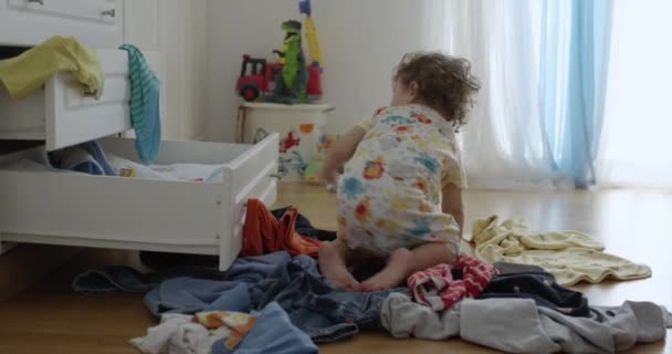 Roczny Chłopiec Wyrzucający Ubrania Szafy Brudna Sypialnia Bawiący Się Bawiący — Wideo stockowe