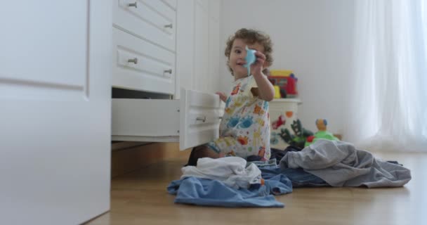 Ein Jahr Alter Junge Wirft Kleidung Aus Dem Kleiderschrank Chaotisches — Stockvideo