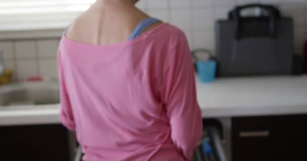 Jeune Femme Organisé Tiroir Cuisine Plein Ustensiles Couverts Dans Une — Video