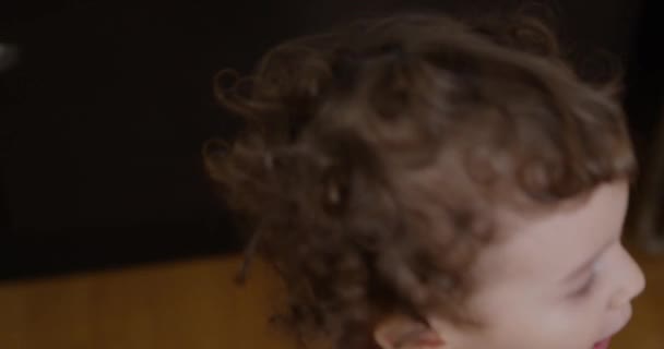 Zbliżenie Portret Chłopca Chodzącego Wewnątrz Zbliżenie Dziecka Kręconymi Włosami — Wideo stockowe