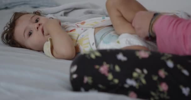 Vrouw Roze Shirt Verandering Luiers Naar Haar Baby Jongen — Stockvideo