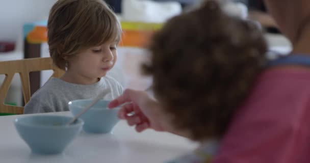 Önünde Dijital Tabletle Kahvaltı Masasında Oturan Bir Çocuk Konuşuyor — Stok video