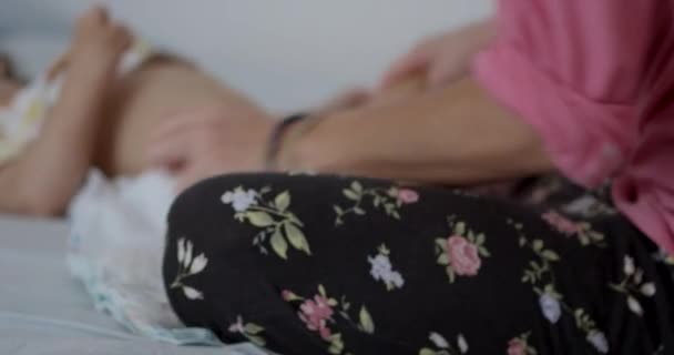 Pembe Tişörtlü Kadın Bebeğiyle Altını Değiştiriyor — Stok video