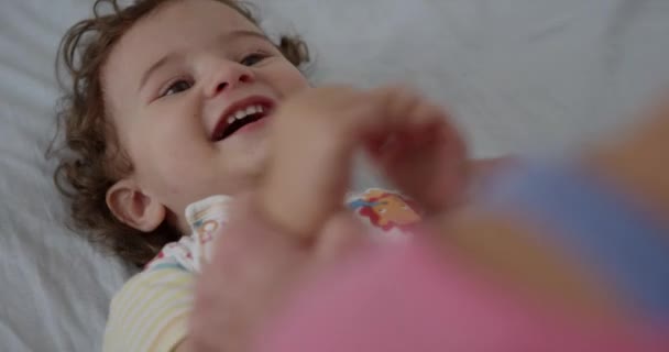 Mãe Brincando Com Seu Bebê Enquanto Ele Está Deitado Volta — Vídeo de Stock