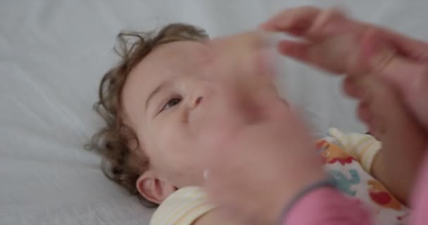 Matka Bawi Się Swoim Dzieckiem Gdy Leży Łóżku Uśmiecha Się — Wideo stockowe