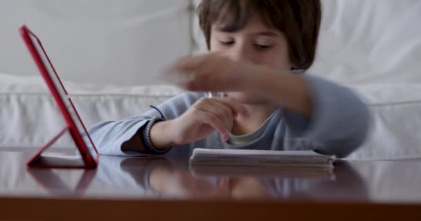 Sevimli Genç Çocuk Ödevini Yapıyor Masada Oturuyor Dijital Tablet Kullanıyor — Stok video