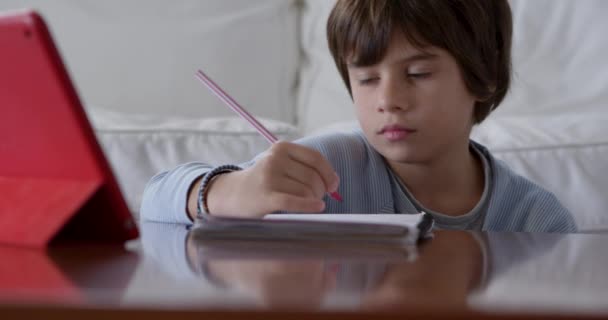 Sevimli Genç Çocuk Ödevini Yapıyor Masada Oturuyor Dijital Tablet Kullanıyor — Stok video