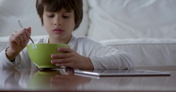 Трехлетний Мальчик Завтраком Пользуется Планшетом — стоковое видео