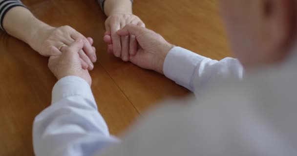 Een Bejaard Echtpaar Houdt Zachtjes Hand Vast Toont Een Moment — Stockvideo