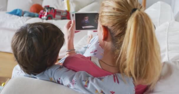 Genç Anne Çocukları Oturma Odasında Kanepede Uzanmış Basılı Aile Fotoğraflarını — Stok video