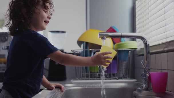 Criança Divertindo Brincando Com Água Pia Uma Cozinha Moderna Enche — Vídeo de Stock