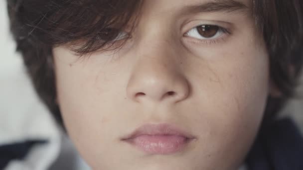 Genç Bir Çocuğun Kameraya Baktığı Mutsuz Göründüğü Yakın Plan — Stok video