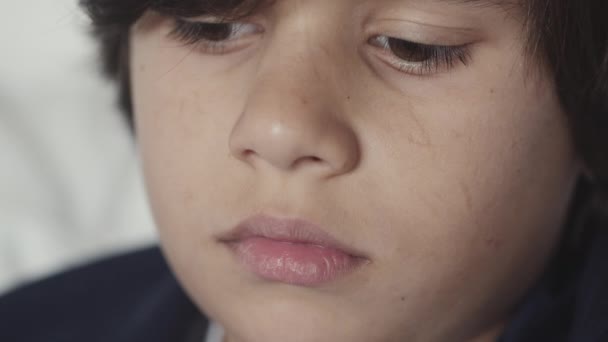 Закройте Глаза Мальчику Смотрящему Вниз Выглядящему Несчастным — стоковое видео