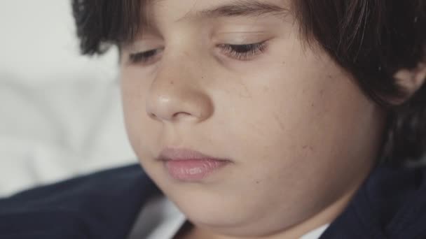 Закройте Глаза Мальчику Смотрящему Вниз Выглядящему Несчастным — стоковое видео