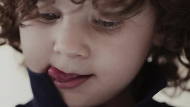 カーリーヘアの子供のクローズアップビュー ユニークなヘアテクスチャとフェイシャル機能を紹介 — ストック動画