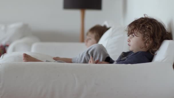Barn Som Ligger Soffa Ett Modernt Vardagsrum Tittar — Stockvideo