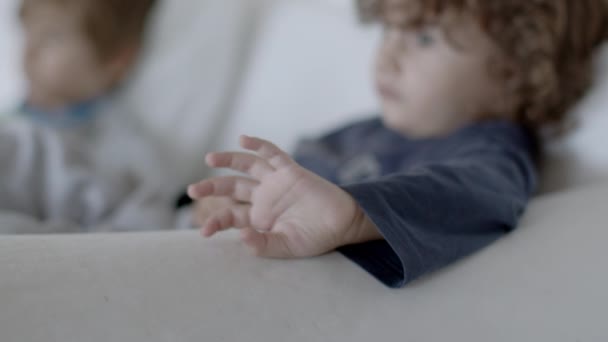 Дети Лежат Диване Современной Гостиной Смотрят Телевизор — стоковое видео