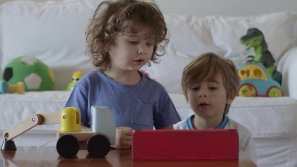 Crianças Explorando Aprendendo Com Brinquedos Participando Uma Atividade Lúdica Juntas — Vídeo de Stock