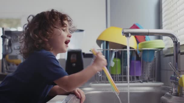Copilul Mic Distrează Jucându Apă Chiuvetă Într Bucătărie Modernă Umple — Videoclip de stoc