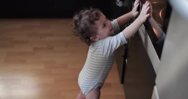 Ein Kleiner Junge Steht Auf Zehenspitzen Streckt Die Hände Richtung — Stockvideo