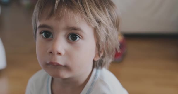 Sebuah Close Dari Wajah Anak Muda Menunjukkan Ekspresi Rasa Ingin — Stok Video