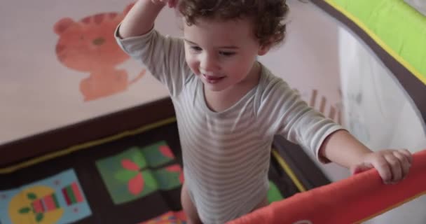Ein Neugieriges Kleinkind Mit Welligem Haar Guckt Über Den Rand — Stockvideo