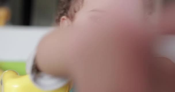 파도치는 머리카락을 호기심 유아는 오렌지 플레이펜의 가장자리 그들의 기대와 장난스러움의 — 비디오