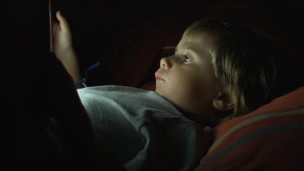 Băiat Păr Blond Află Jos Concentrat Ecran Tabletă Dispozitivele Strălucesc — Videoclip de stoc
