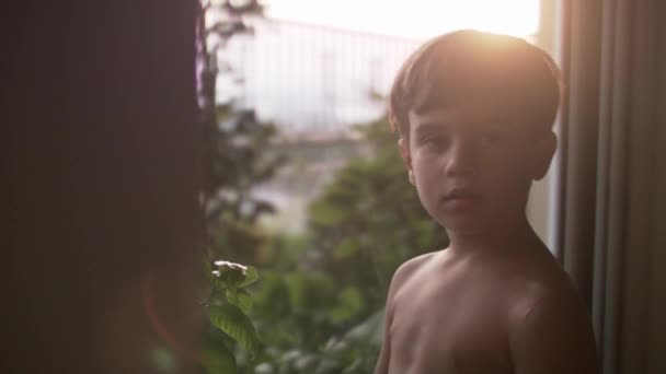 Mladý Chlapec Bez Košile Zajat Sklíčeným Výrazem Stojí Okna Večerní — Stock video