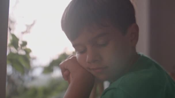 Молодий Хлопець Тримає Голову Руці Біля Вікна Продуманим Виразом Натяком — стокове відео