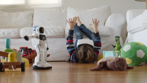 Egy Fiú Feküdt Földön Szemüvegben Kölcsönhatásba Lépett Egy Robot Játékkal — Stock videók