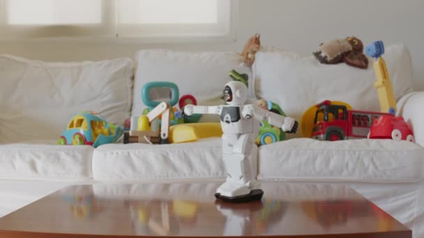 Robotická Hračka Vyniká Středu Moderního Obývacího Pokoje Plného Rozptýlených Hraček — Stock video