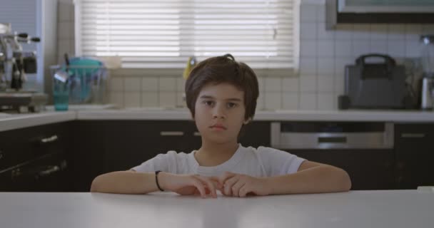 Chlapec Hnědými Vlasy Sedí Kuchyňského Stolu Rukama Zkříženýma Před Sebou — Stock video