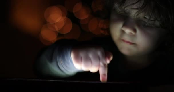 Een Jonge Jongen Zit Voor Een Computerscherm Gefocust Betrokken Terwijl — Stockvideo