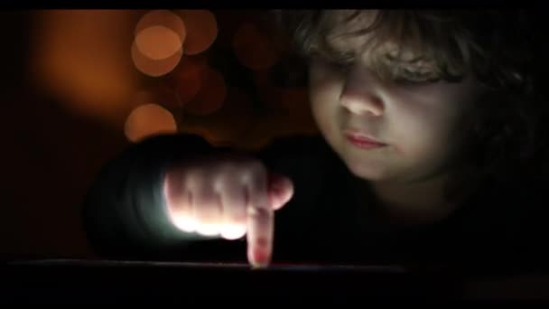 Küçük Bir Çocuk Bilgisayar Ekranının Önünde Oturuyor Dijital Tabletle Etkileşime — Stok video