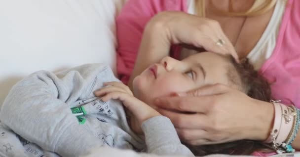 Seorang Ibu Dengan Lembut Memeluk Anaknya Yang Masih Muda Karena — Stok Video