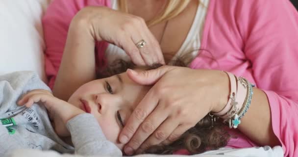 Una Madre Abbraccia Dolcemente Suo Giovane Figlio Mentre Condividono Momento — Video Stock