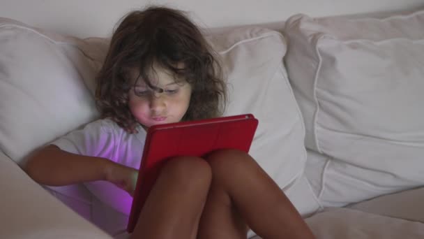 Lille Dreng Med Krøllet Hår Fokuserer Intenst Digital Tablet Der – Stock-video