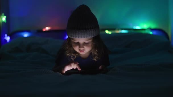 Smilende Ung Dreng Hyggelig Strikket Hat Absorberes Bruge Digital Tablet – Stock-video