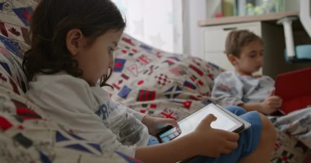 Αγόρια Ξαπλώνουν Άνετα Εστιασμένα Στο Έντονα Χρωματισμένο Ψηφιακό Tablet Του — Αρχείο Βίντεο