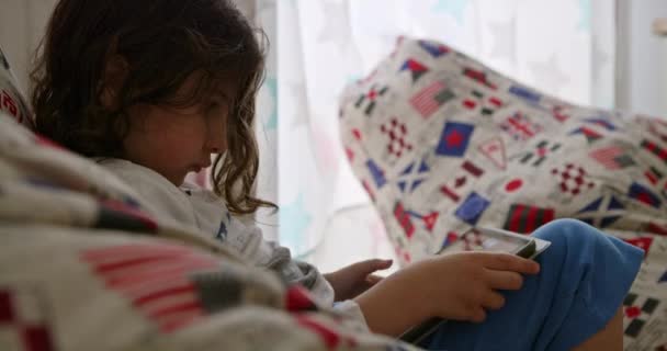 Los Niños Descansan Cómodamente Intensamente Centrado Tableta Digital Colores Brillantes — Vídeos de Stock