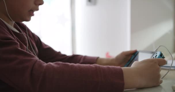 Bir Çocuk Bilgisayarı Konsolunda Bir Oyun Oynamaya Odaklanır Parmakları Konsantrasyonlu — Stok video