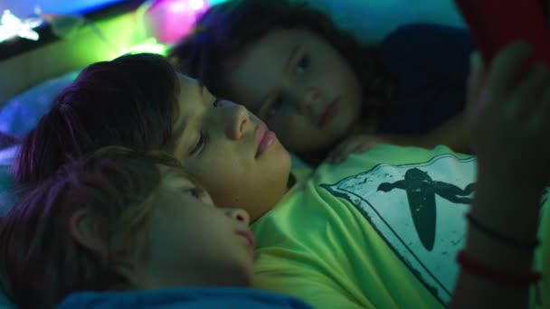 Egy Csapat Gyerek Fekszik Egymás Mellett Ágyban Digitális Asztalt Használnak — Stock videók