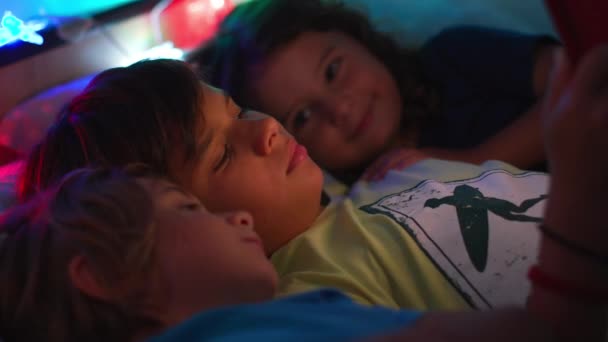 Grupa Dzieciaków Leżących Obok Siebie Łóżku Korzystających Cyfrowego Stołu Ekran — Wideo stockowe