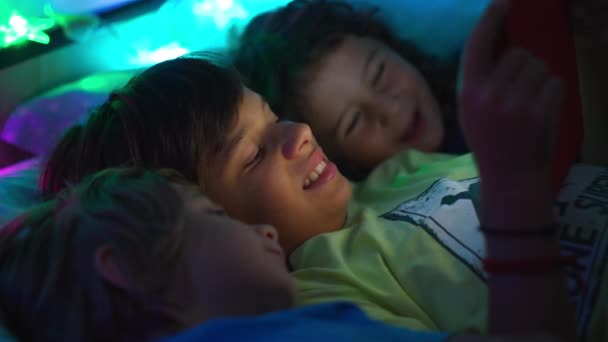 Grupa Dzieciaków Leżących Obok Siebie Łóżku Korzystających Cyfrowego Stołu Ekran — Wideo stockowe