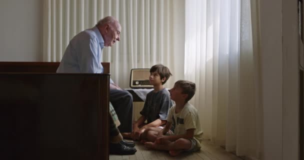 할아버지는 침대에 소년과 대화에 환경에서 — 비디오