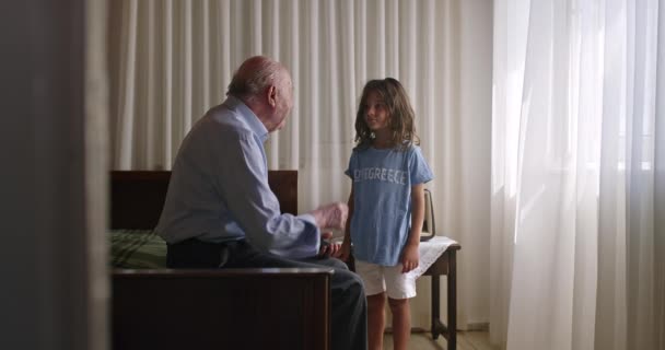 Παππούς Κάθεται Στο Κρεβάτι Συζητώντας Τον Εγγονό Του — Αρχείο Βίντεο