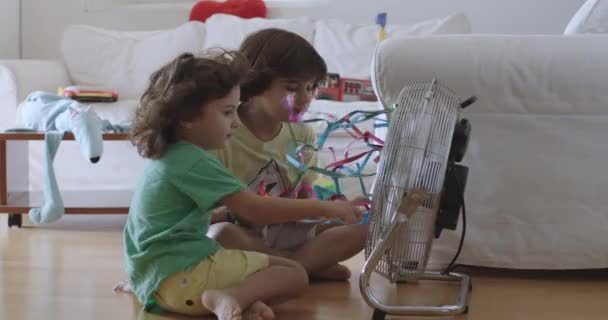 Dva Mladí Chlapci Sedí Doma Podlaze Smějí Zatímco Drží Barevné — Stock video